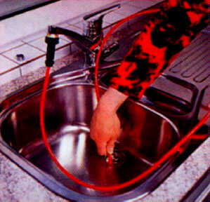 Reinigen des Abflusses der Küchenspüle